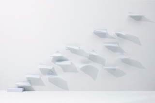 Blow – The floating paper shelves